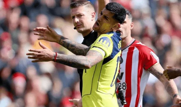 同期后卫最多！自21年8月英超首秀后，罗梅罗总计领到40张牌