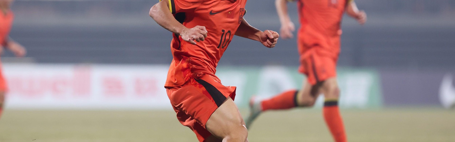 南宫28-赵震：皇马老球探曾赞邝兆镭水平高，现在应让他安静稳定踢球