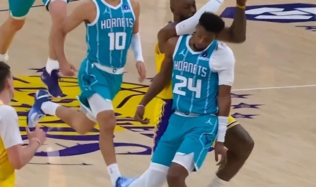 詹皇肘击对手后脑，裁判却吹对方犯规！黄蜂挑战失败，全队看呆了